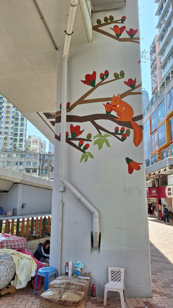 香港街頭出現彩色渠蓋！小鳥/松鼠/白鷺主題 超可愛