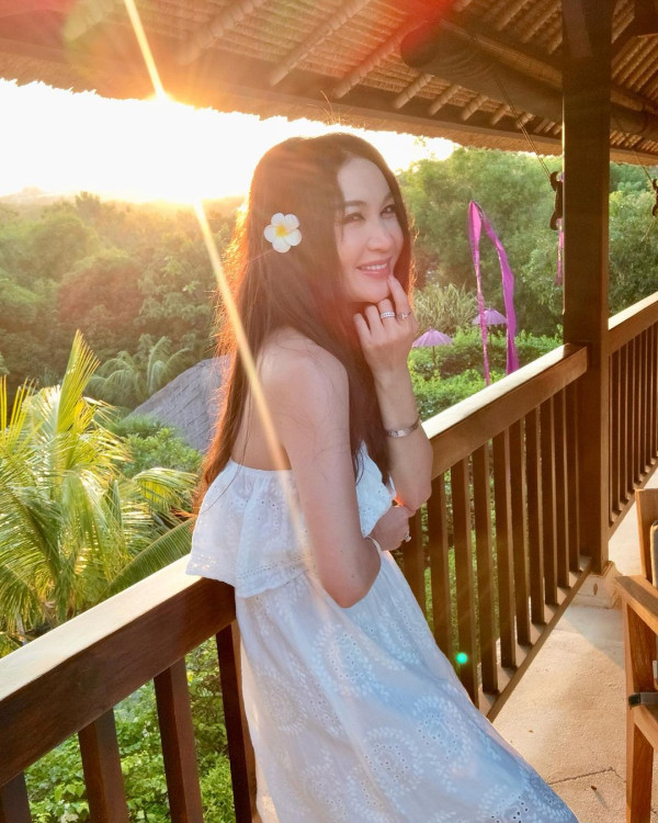 57歲美魔女曬火辣泳衣峇里過年 富商老公豪送7位數名錶做情人節禮物 