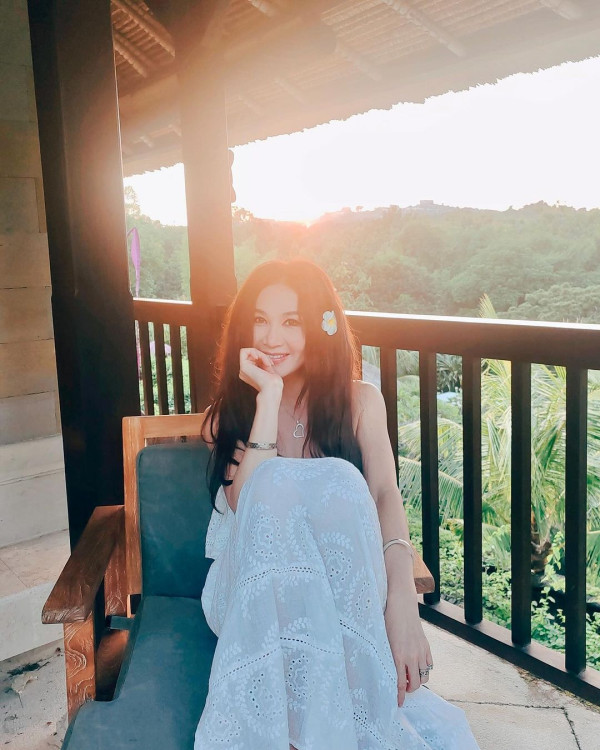 57歲美魔女曬火辣泳衣峇里過年 富商老公豪送7位數名錶做情人節禮物 