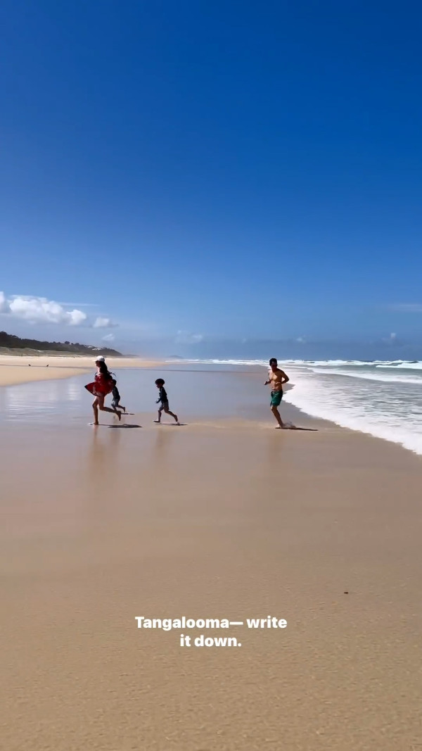 陳凱琳一家四口飛澳洲過年  54歲鄭嘉穎極罕半裸上身海灘享天倫 