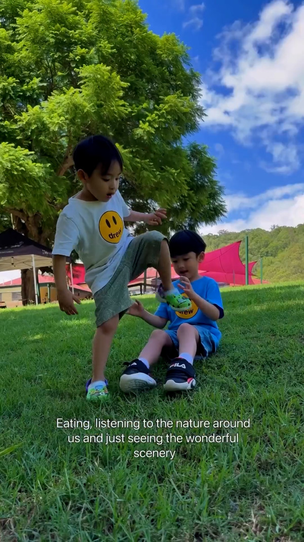 陳凱琳一家四口飛澳洲過年 54歲鄭嘉穎極罕半裸上身海灘享天倫