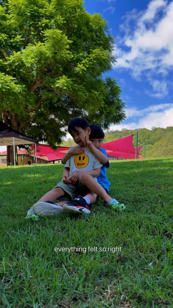 陳凱琳一家四口飛澳洲過年 54歲鄭嘉穎極罕半裸上身海灘享天倫