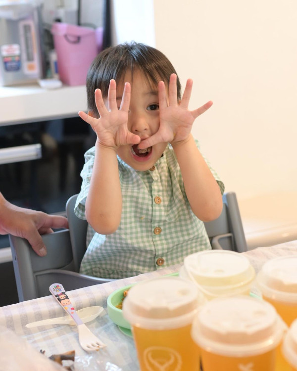 陳凱琳一家四口飛澳洲過年 54歲鄭嘉穎極罕半裸上身海灘享天倫