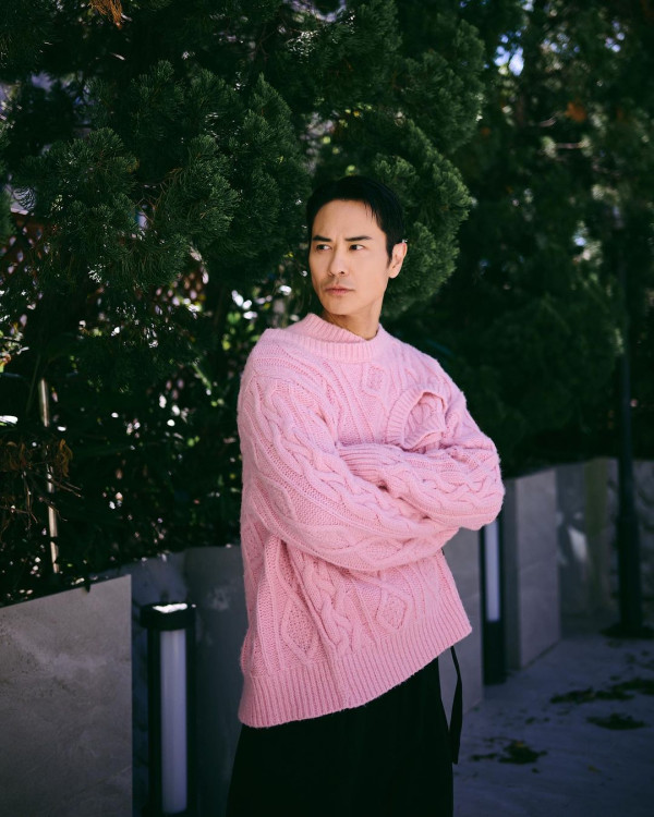 陳凱琳一家四口飛澳洲過年 54歲鄭嘉穎極罕半裸上身海灘享天倫