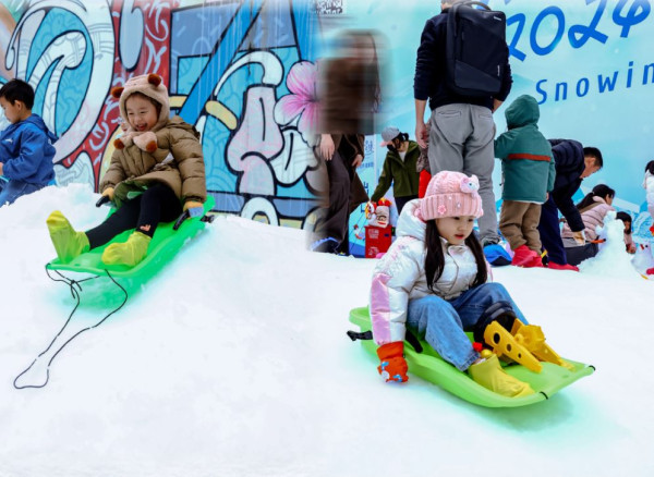 深圳冰雪節2024開鑼！戶外真雪場／10米長雪滑梯／3.5米高巨型雪人 