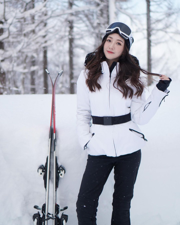 何依婷結婚一周年峇里結婚片段曝光！ 罕曬富二代老公正面相：期待我們一起變老 