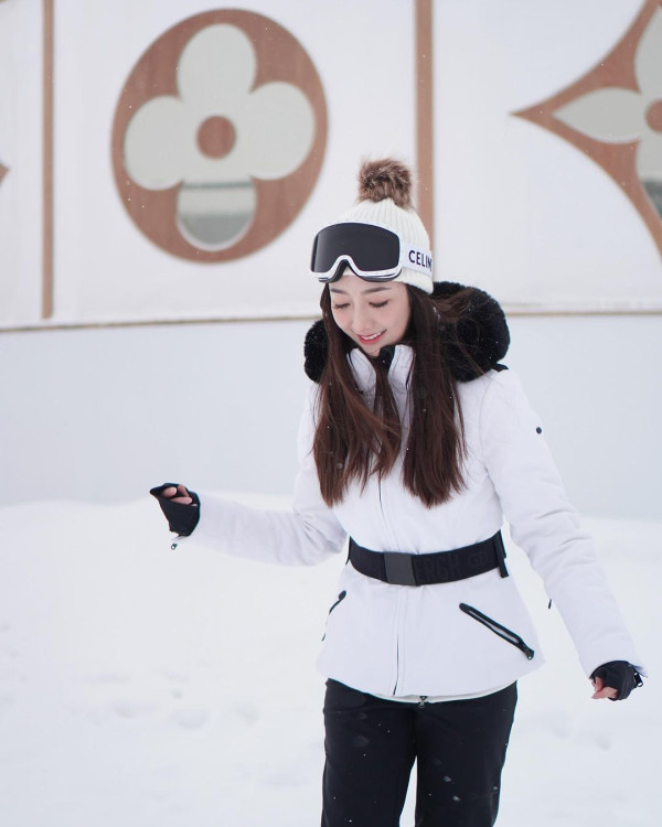 何依婷結婚一周年峇里結婚片段曝光！ 罕曬富二代老公正面相：期待我們一起變老 