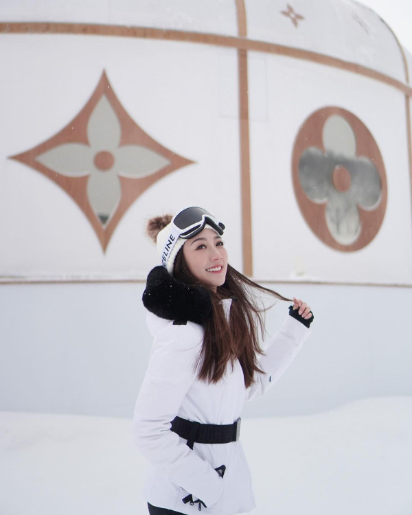 何依婷結婚一周年峇里結婚片段曝光！ 罕曬富二代老公正面相：期待我們一起變老 