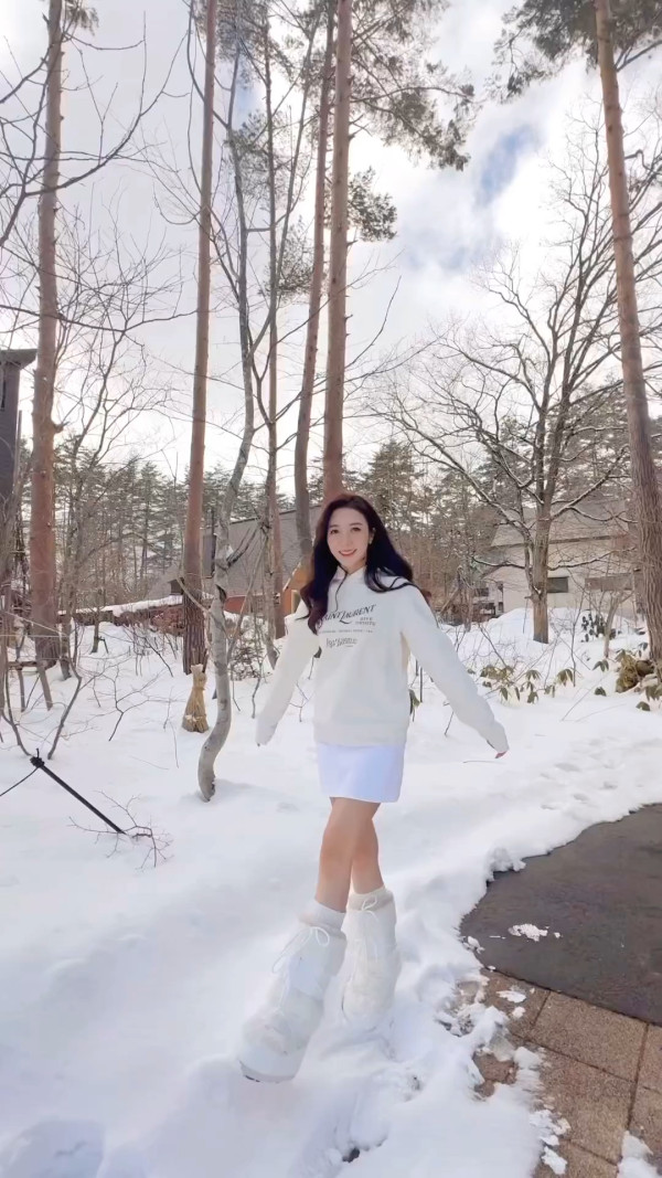 何依婷結婚一周年峇里結婚片段曝光！ 罕曬富二代老公正面相：期待我們一起變老 