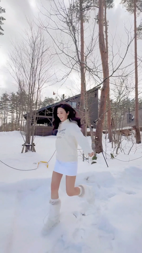 何依婷結婚一周年峇里結婚片段曝光！ 罕曬富二代老公正面相：期待我們一起變老 