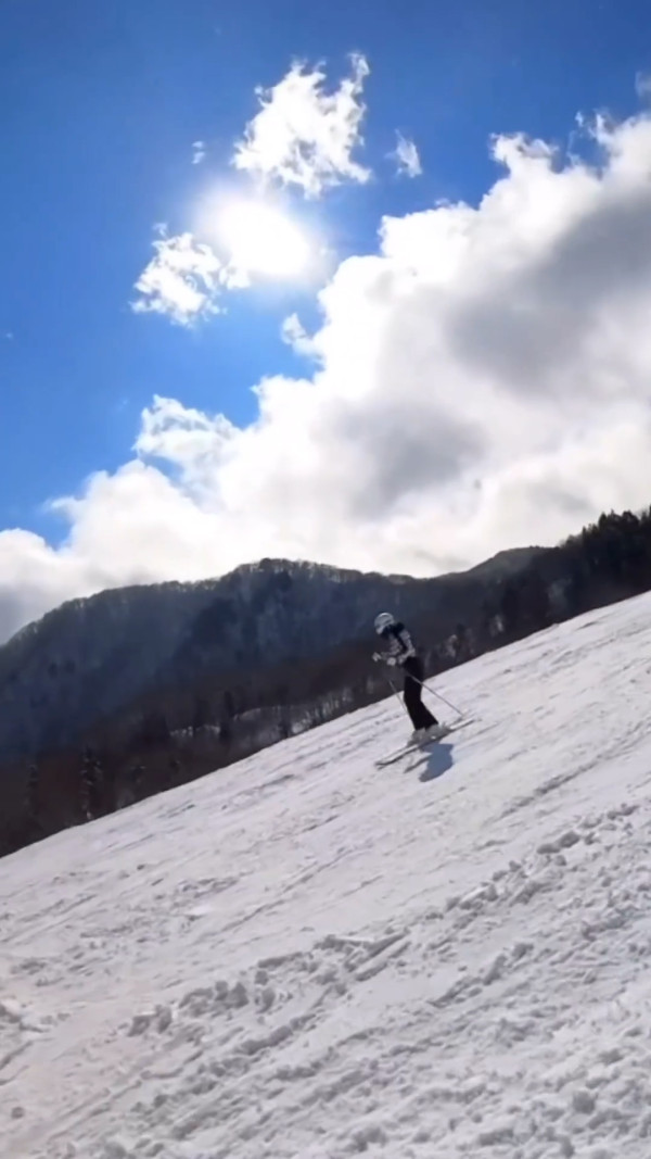 何依婷結婚一周年峇里結婚片段曝光！ 罕曬富二代老公正面相：期待我們一起變老 