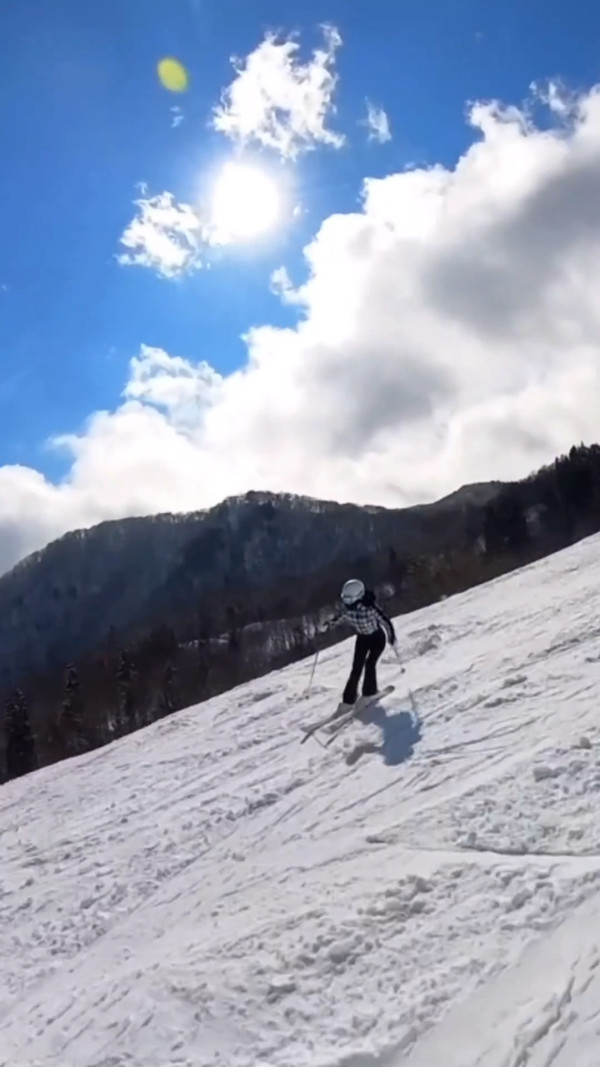 何依婷結婚一周年峇里結婚片段曝光！ 罕曬富二代老公正面相：期待我們一起變老 