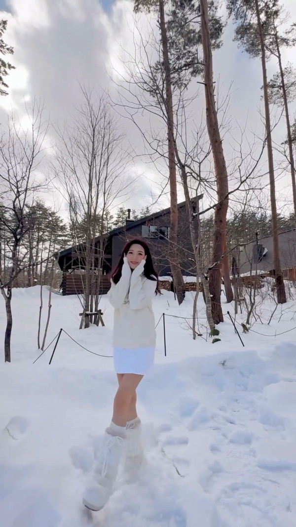 何依婷結婚一周年峇里結婚片段曝光！ 罕曬富二代老公正面相：期待我們一起變老 