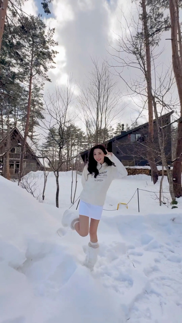 何依婷結婚一周年峇里結婚片段曝光！ 罕曬富二代老公正面相：期待我們一起變老 