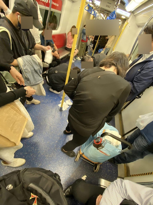 港鐵車廂嘔吐乘客合力清潔 齊蹲地抹地板消毒畫面超感動