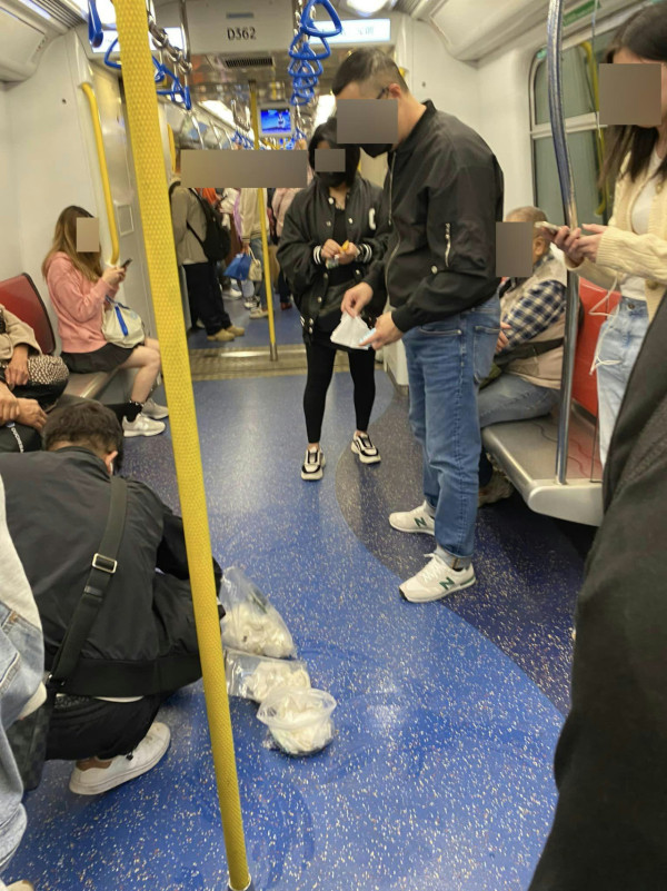 港鐵車廂嘔吐乘客合力清潔 齊蹲地抹地板消毒畫面超感動