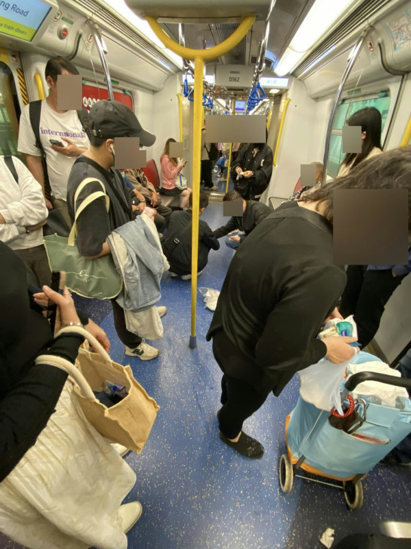 港鐵車廂嘔吐乘客合力清潔 齊蹲地抹地板消毒畫面超感動