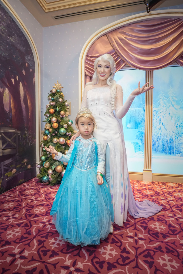 5歲患腦癌女童圓夢變公主 迪士尼樂園見Elsa母感觸落淚
