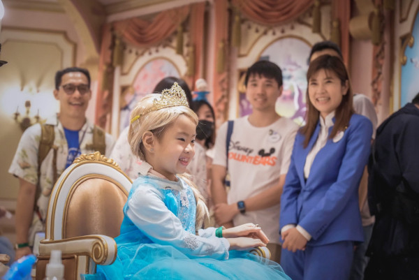 5歲患腦癌女童圓夢變公主 迪士尼樂園見Elsa母感觸落淚