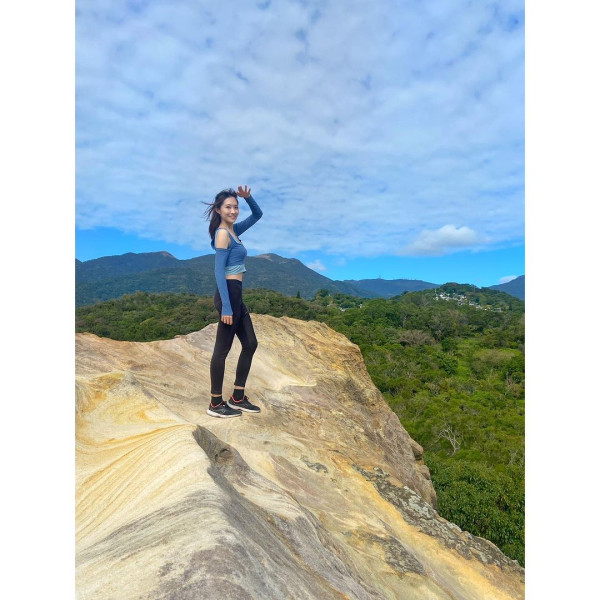 前J2女神梁凱晴台灣旅行性感大解放 鏡頭前大方浸溫泉騷傲人事業線