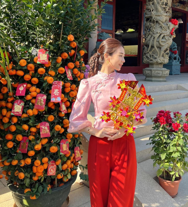 楊秀惠回鄉過年曬逆齡自拍 意外曝光超索堂妹!清秀甜美似嫩版楊采妮