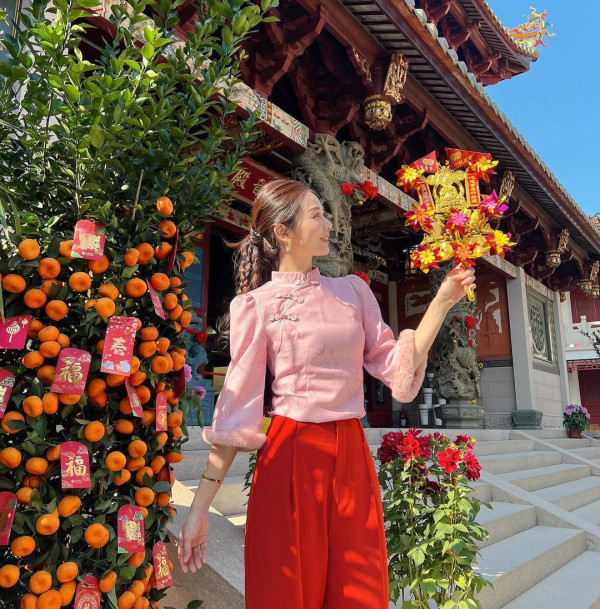 楊秀惠回鄉過年曬逆齡自拍 意外曝光超索堂妹!清秀甜美似嫩版楊采妮