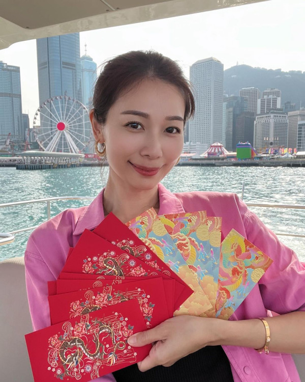 楊秀惠回鄉過年曬逆齡自拍 意外曝光超索堂妹!清秀甜美似嫩版楊采妮