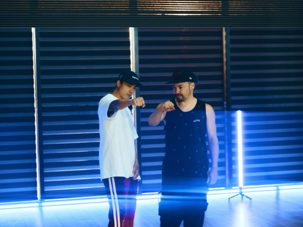 AK@MIRROR美國沙漠拍新歌MV 50度高溫下跳舞高呼：熱到想死！ 