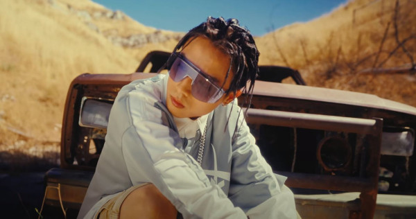 AK@MIRROR美國沙漠拍新歌MV 50度高溫下跳舞高呼：熱到想死！ 