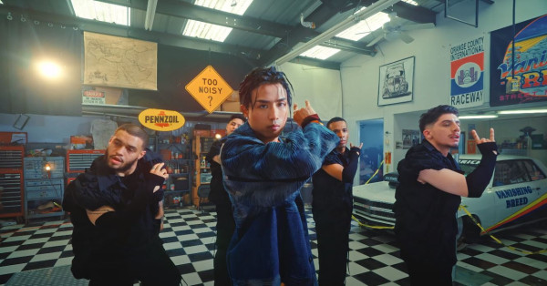 AK@MIRROR美國沙漠拍新歌MV 50度高溫下跳舞高呼：熱到想死！ 