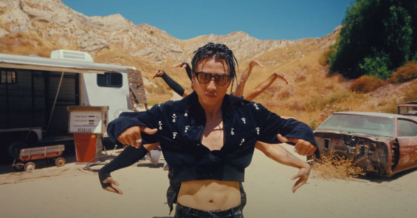 AK@MIRROR美國沙漠拍新歌MV 50度高溫下跳舞高呼：熱到想死！ 