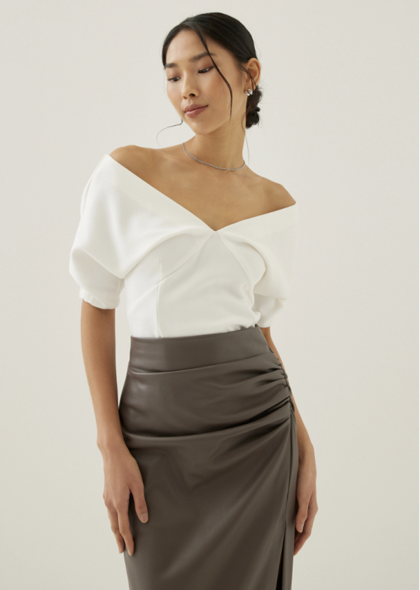 Hannie Fitted Off Shoulder Blouse 原價HK$295｜折後HK$235（8折）