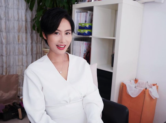 53歲朱茵同框合照靚樣艷壓黃智雯!打扮樸素看不出11歲年齡差零違和感