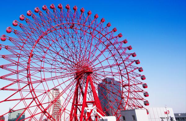 2024日本最好玩主題樂園排行榜｜第5位 HEP FIVE摩天輪｜位於大阪梅田站Hep Five百貨的摩天輪，是世界首座結合建築物的大紅色摩天輪。乘坐摩天輪可觀賞生駒山、大阪灣和整個城市的景色。