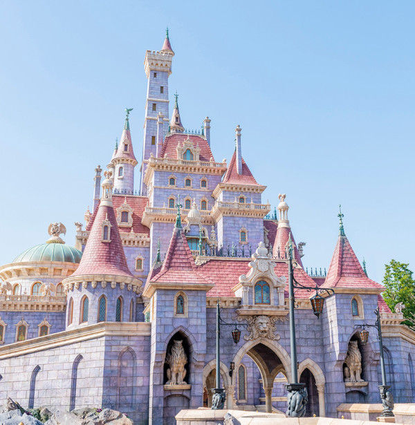 2024日本最好玩主題樂園排行榜｜第3位 東京迪士尼樂園｜東京迪士尼樂園與香港迪士尼樂園主題頗為相似，同樣由明日世界、幻想世界、探險世界等組成，部分遊樂設施更與港迪相同。東京迪士尼樂園主題著重於城堡、迪士尼角色、迪士尼公主等。最新遊樂設施便有美女與野獸「城堡奇緣」 、Baymax歡樂之旅，風格較夢幻歡樂，老少咸宜大人細路都啱玩。