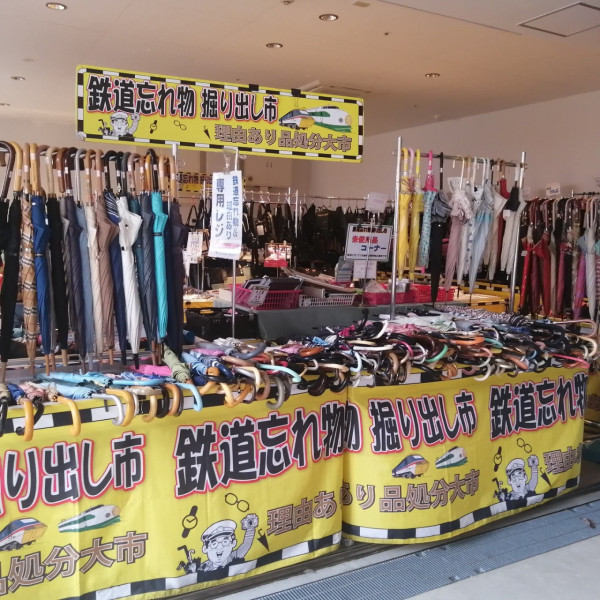 東京特色市場專買「電車遺失物」 大量二手小物雜貨再出售 價格50円起 