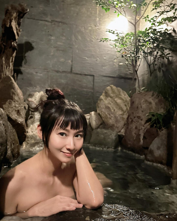42歲星級辣媽日本二世古度假 噴血比堅尼雪地打卡 曬超深事業線 