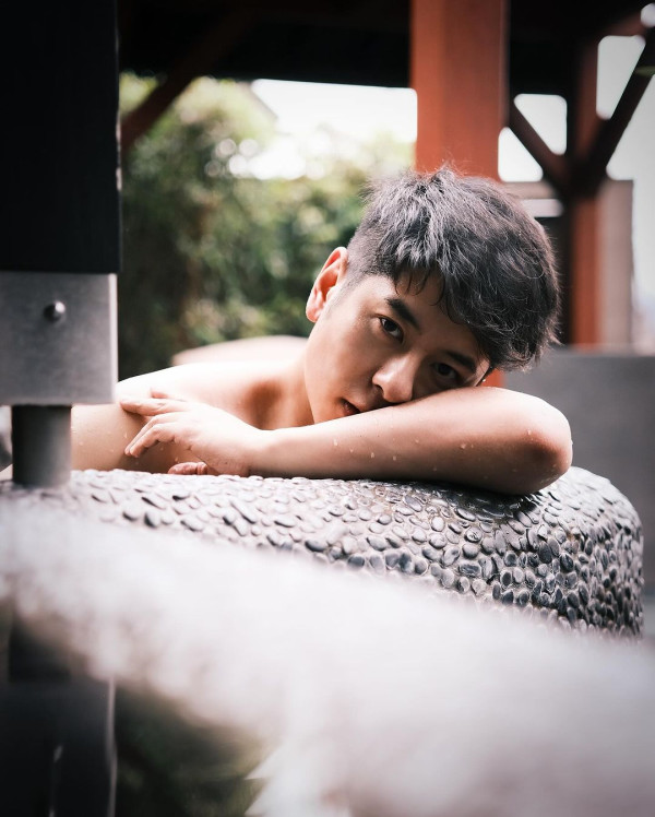 許廷鏗日本浸溫泉IG激罕露肉 死守胸前兩點！大騷結實背肌+眼神引誘粉絲 