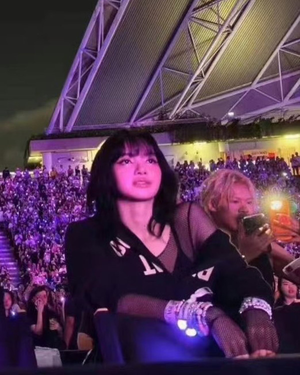 Taylor Swift、BLACKPINK Lisa世紀親密合照！相差8歲卻像兩姊妹！ 