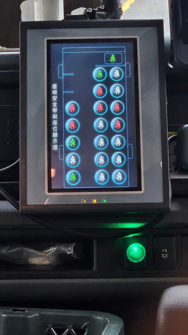 小巴安裝「安全帶監測機」 座位紅綠燈監察乘客佩載實況