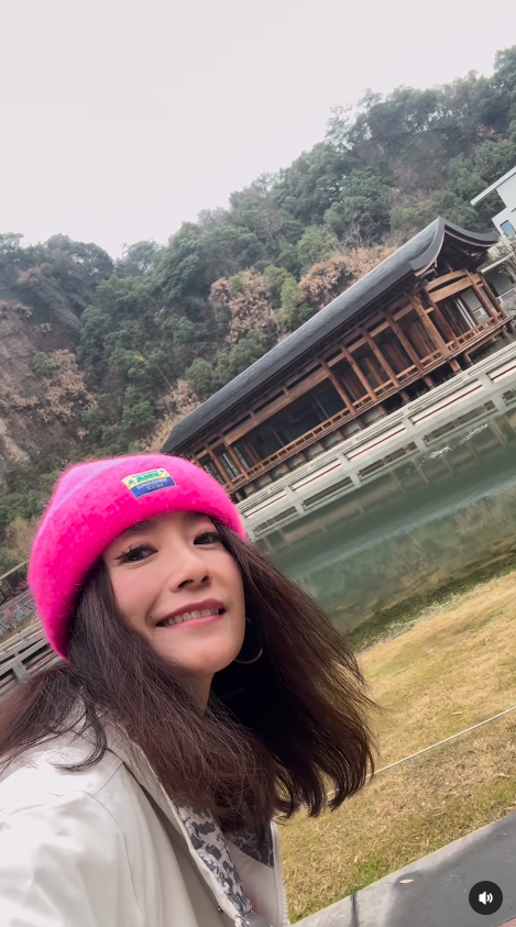 47歲女藝人杭州旅行享受MeTime 四女之母獲網友大讚保養得宜 
