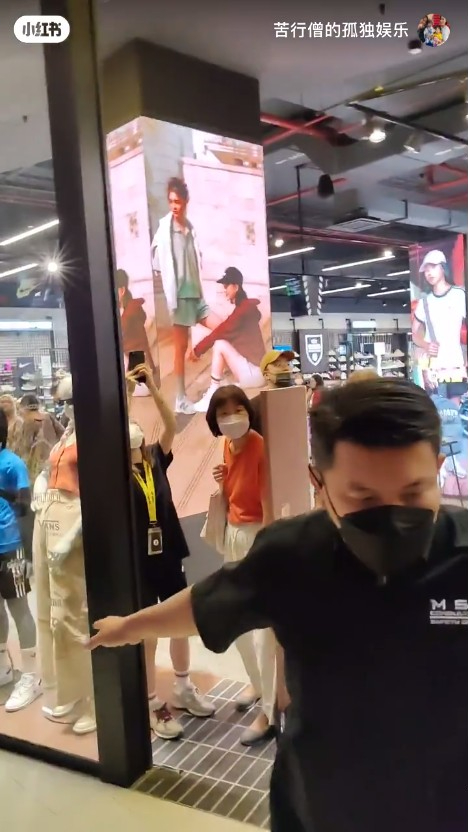 55歲TVB男星大馬登台deep V曬肌！現場唱《歲月如歌》遭網友批走音 