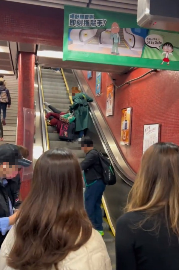 港鐵中環站扶手電梯險釀意外！乘客後仰跌倒 網民斥攜大型行李應搭𨋢