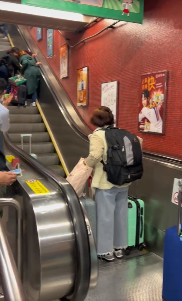 港鐵中環站扶手電梯險釀意外！乘客後仰跌倒 網民斥攜大型行李應搭𨋢