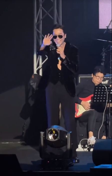 55歲TVB男星大馬登台deep V曬肌！現場唱《歲月如歌》遭網友批走音 
