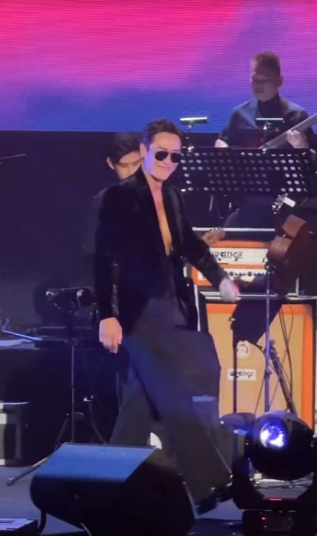 馬德鐘父子遊佛山被網友巧遇 兒子馬在驤外貌再成焦點 被嘲反似老竇 