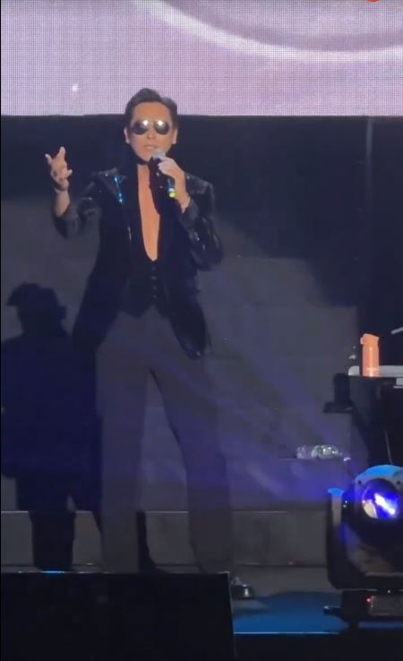 55歲TVB男星大馬登台deep V曬肌！現場唱《歲月如歌》遭網友批走音 
