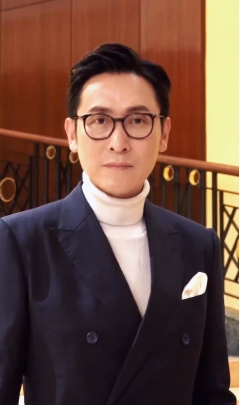 55歲TVB男星大馬登台deep V曬肌！現場唱《歲月如歌》遭網友批走音 