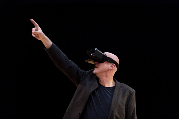 戴住VR眼罩演戲  英國劇場大師Tim Crouch