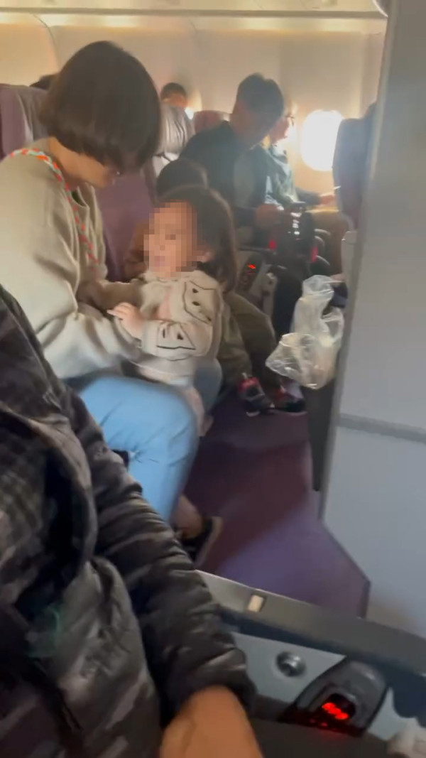 女童機上豪哭尖叫3.5小時沒停過  全機乘客勁崩潰！網民反應兩極惹爭議 